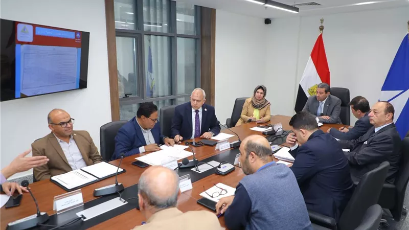 محافظ دمياط يواصل متابعة الخطط الاستثمارية وتطوير القطاعات الخدمية