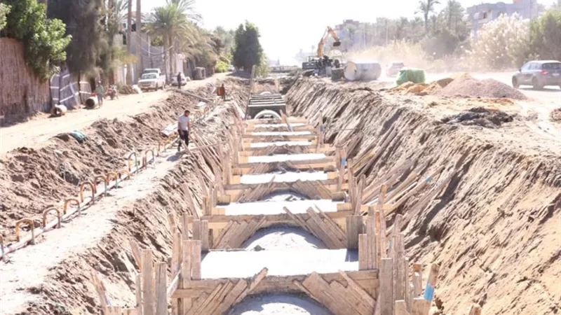 محافظ دمياط يختتم جولته بتفقد طريق رأس البر الغربي لمتابعة مستجدات الموقف