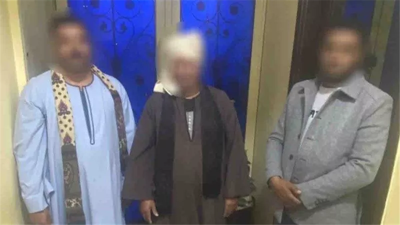 القبض على 3 أشخاص بحوزتهم مبالغ لتوجيه المواطنين للتصويت لمرشحين بسوهاج 