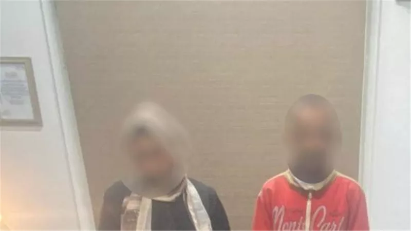 السماسرة يتساقطون.. ضبط شخص وسيدة يوزعان مبالغ على المواطنين لانتخاب مرشحهما