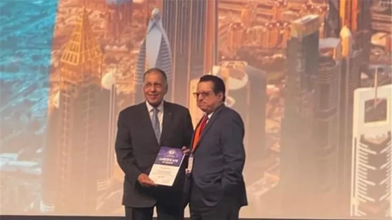 العالمي لجراحات المخ والأعصاب يكرِّم الدكتور شريف عزت عميد طب الأزهر السابق