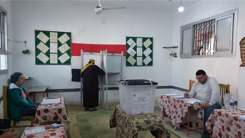 توافد الناخبين في ثاني أيام جولة الإعادة بلجنة فاطمة الزهراء بالإسكندرية