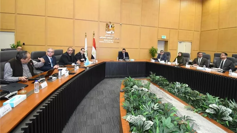 وزير الإسكان يستعرض خطط 