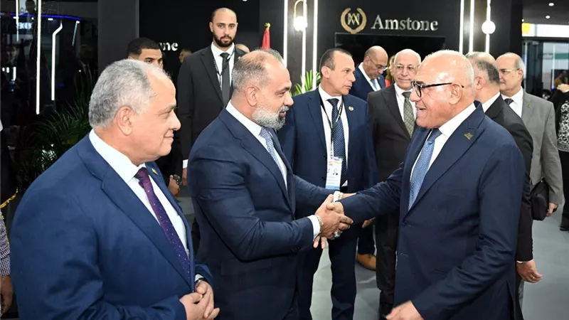 رئيس العربية للتصنيع يتفقد جناح شركة أميستون ويشيد بخبراتها التصنيعية المتطورة