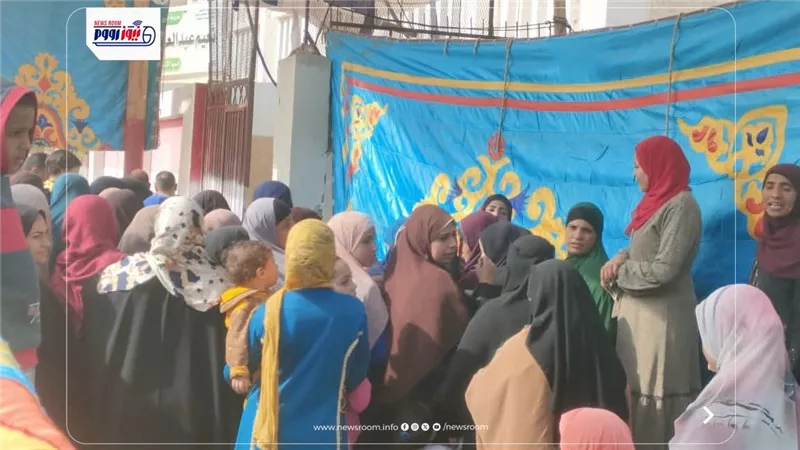 السيدات تتصدرن المشهد أمام مدرسة دسيا بالفيوم في اليوم الثاني لانتخابات النواب