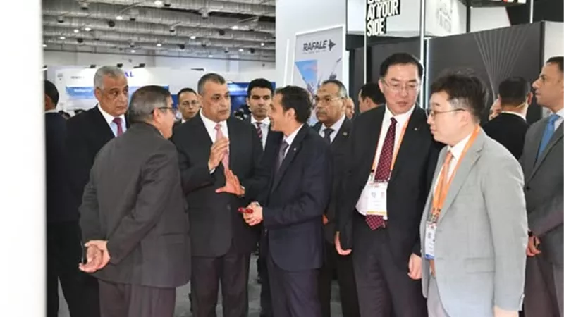 وزيرالإنتاج الحربي يزور أجنحة عدد من الشركات المشاركة بمعرض