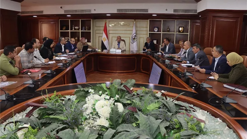 بحث سبل آلية وضع القيمة التقديرية لطرح منظومة جمع ونقل القمامة ببنى سويف