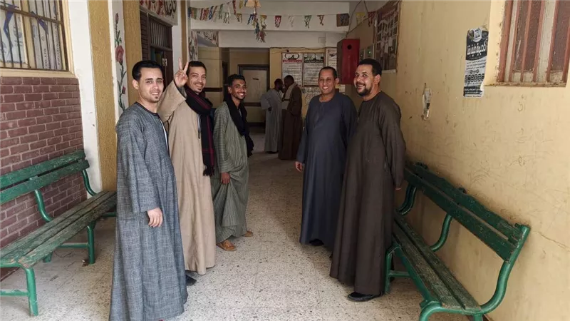 انتخابات النواب.. إقبال الناخبين للإدلاء بأصواتهم في لجنة مدرسة أبوبكر بقنا