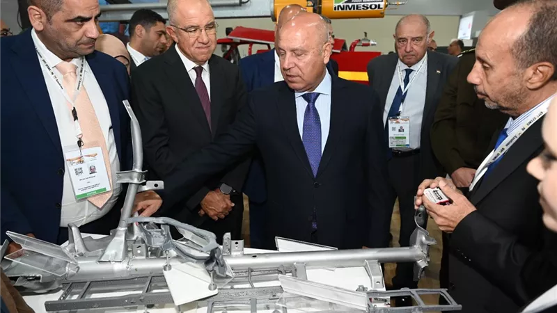 كامل الوزير يتفقد منتجات كبرى شركات الصناعة المصرية في «إيديكس 2025»