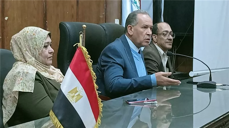 مدير تعليم أسيوط يتابع صرف مستحقات المعلمين والعاملين بالإدارات التعليمية
