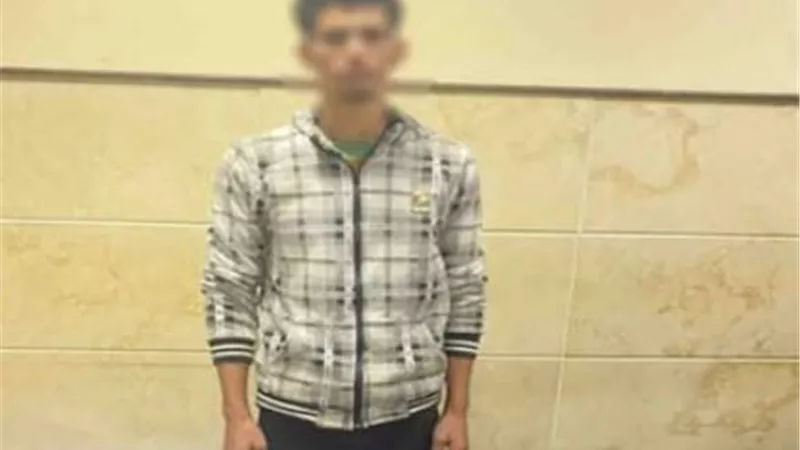 كروت إنتخابية لتوجيه المواطنين بجوار لجنة بدمنهور والأمن يضبط المتورط 