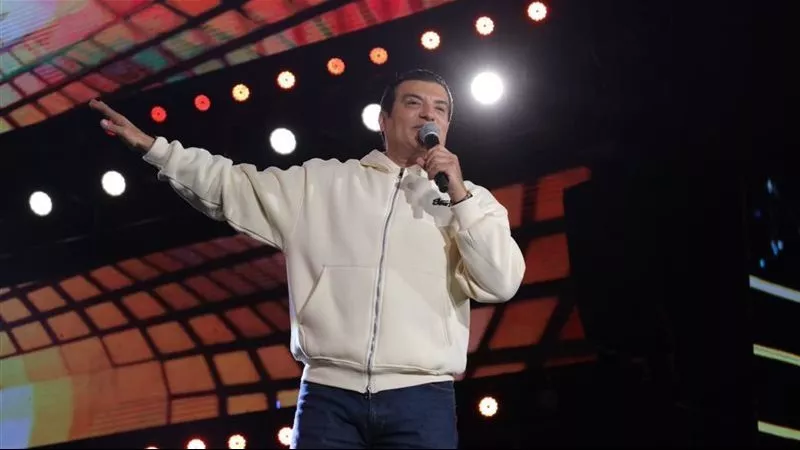 شريف باهر مع إيهاب توفيق بعد عودته لمصر عقب حفله بأستراليا: مليون سلامة