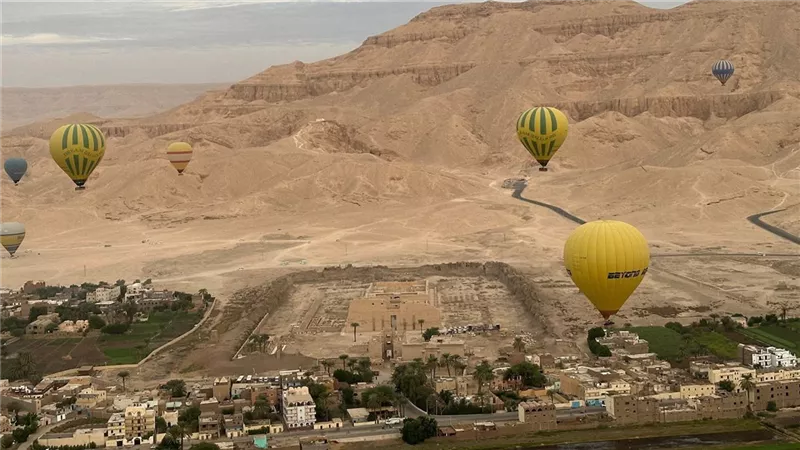 توقف مفاجئ لرحلات البالون الطائر في الأقصر بسبب شدة الرياح