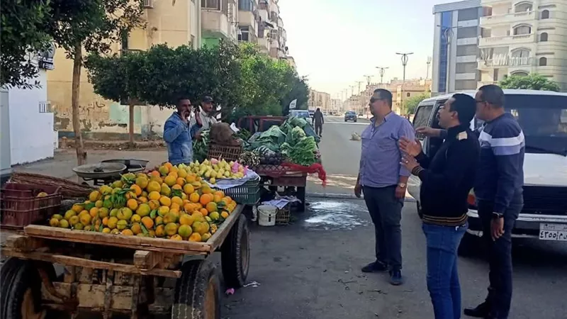 حملات مكبرة لإزالة التعديات والإشغالات واستمرار حملات النظافة بحي عتاقة وفيصل 