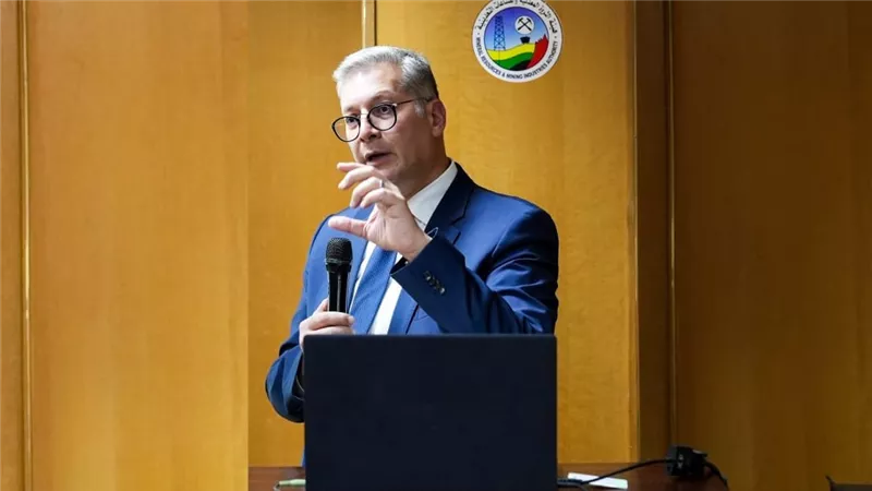 وزير البترول يلتقي كوادر الثروة المعدنية والصناعات التعدينية لتعزيز آليات التو