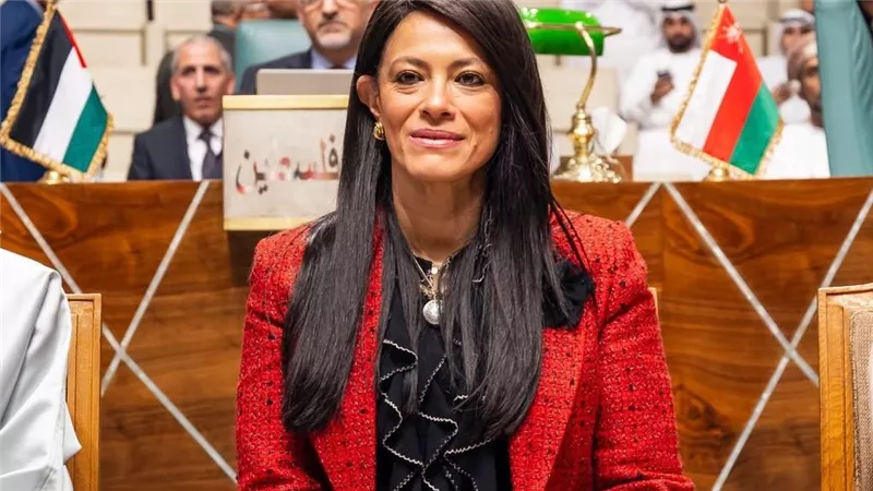 رانيا المشاط تشهد فعاليات جوائز التميز العربي وتهنئ الصحة 