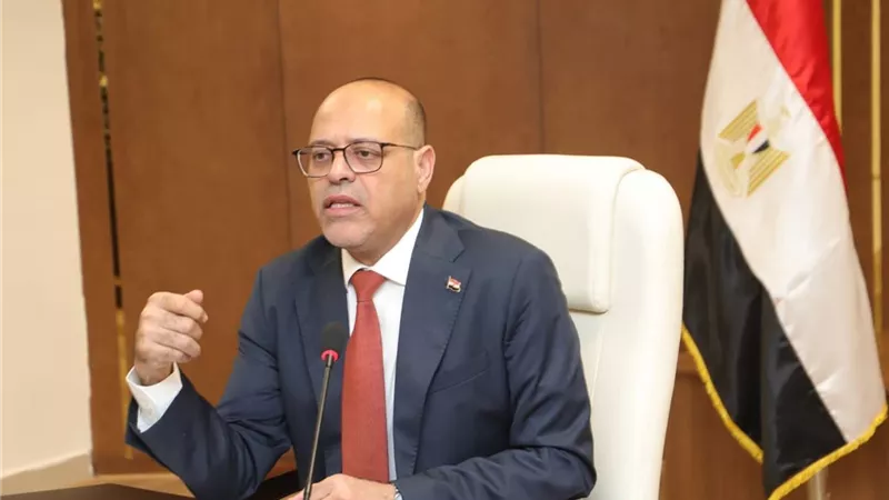 وزير العمل يعلن إيقاف نشاط شركة لإلحاق العمالة بالخارج  ببني سويف