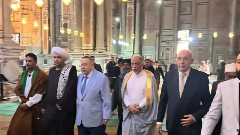 بحضور 