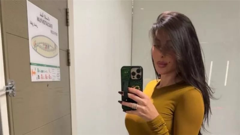 الفنانة ياسمين صبري وحب سيلفي المرآة.. بساطة أم مبالغة؟