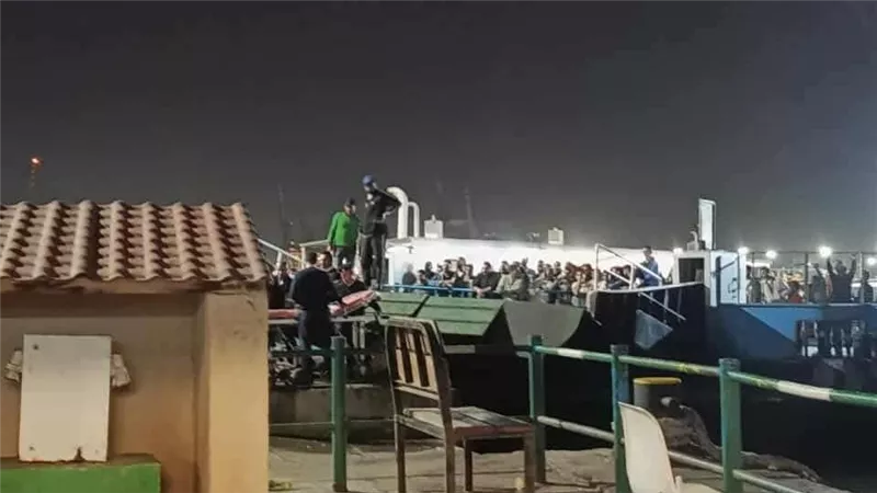 شاب ينقذ فتاة من الغرق عقب قفزها من إحدى معديات القناة ببورسعيد