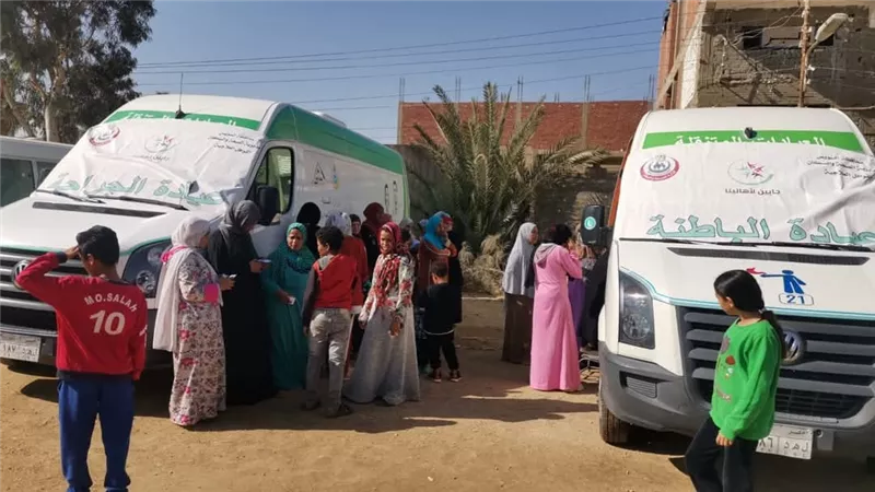 قدمت خدماتها لـ1300مواطن.. الصحة تنظم قافلة طبية بقرية يوسف السباعي بالسويس 