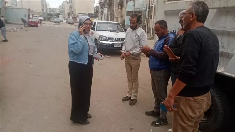 حي الأربعين يستكمل حملة النظافة المكبرة بمشاركة الأهالي في المثلث بالسويس