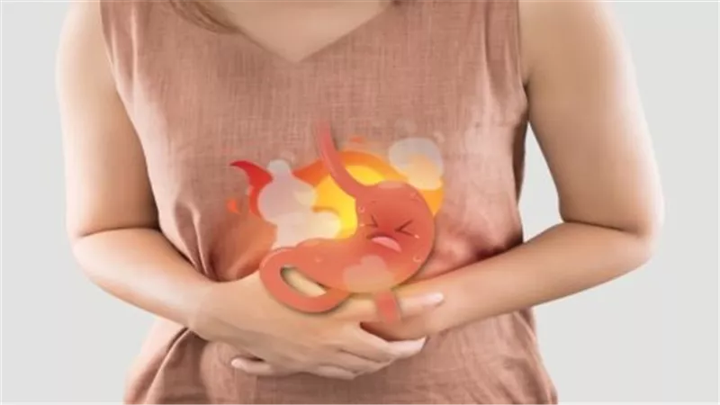 10 مشروبات تهدئ حرقة المعدة فورًا.. روشتة طبيعية بدون أدوية