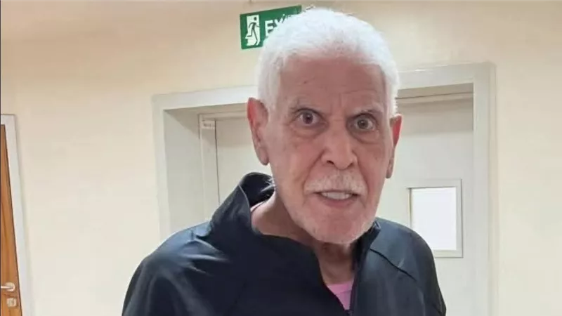 بعد إجراءه عملية جراحية.. وزير الرياضة يطمئن هاتفيا على حسن شحاتة