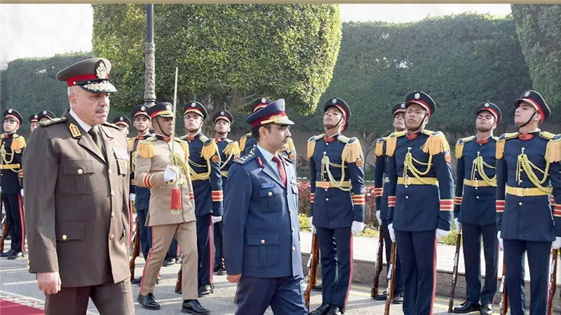 في مراسم رسمية.. الفريق أحمد خليفة يستقب رئيس أركان القوات المسلحة القطرية