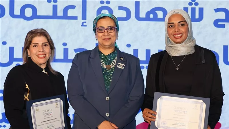 المستشارة أمل عمار رئيسة المجلس القومي للمرأة تسلم الشهادات للشركات 