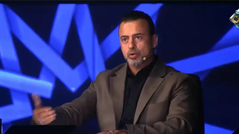 مصطفى حسني يشيد بقراءة المتسابق علي محمد مصطفى: مدرسة في حفظ القرآن 