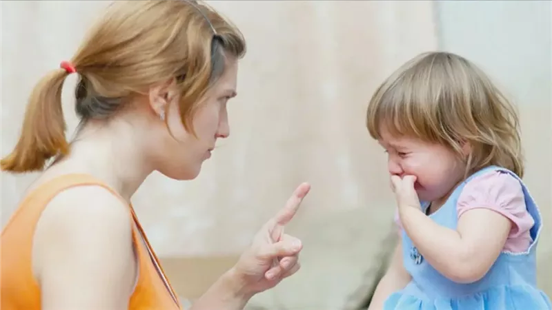 خبيرة نفسية: الضرب لا يغيّر السلوك… ويترك جروحًا تبقى العمر كله