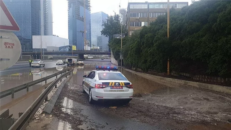 بسبب السيول والفيضانات.. إسرائيل تغلق جميع الطرق المؤدية إلى إيلات