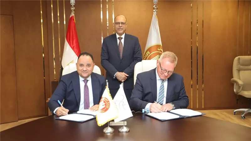 وزير العمل يشهد تجديد اتفاقية تحفظ حقوق 2075 عاملاً بشركة قناة السويس للحاويات