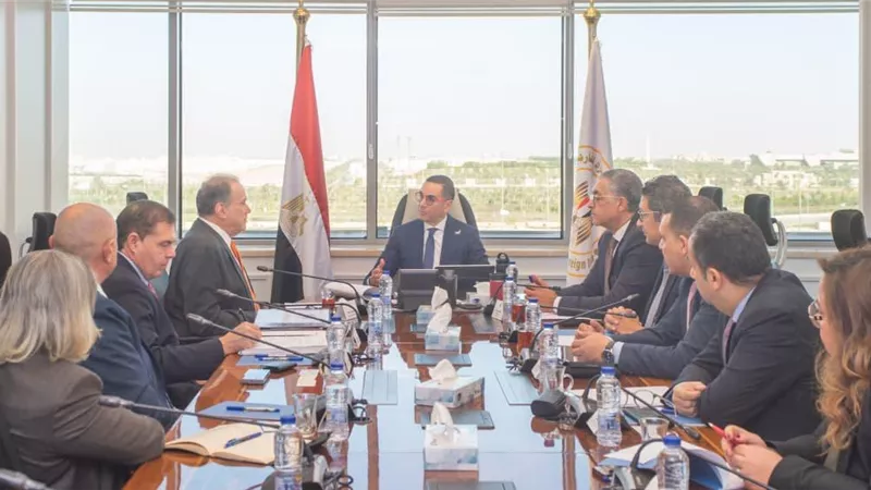 وزير الاستثمار يبحث مع 