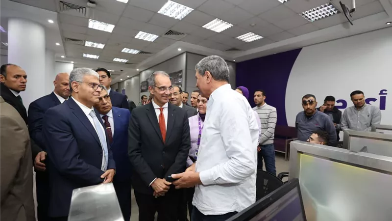   وزيرالاتصالات يفتتح بريد المنصورة الرئيسي ويتفقد محل اتصالات مصر وWE ATS 