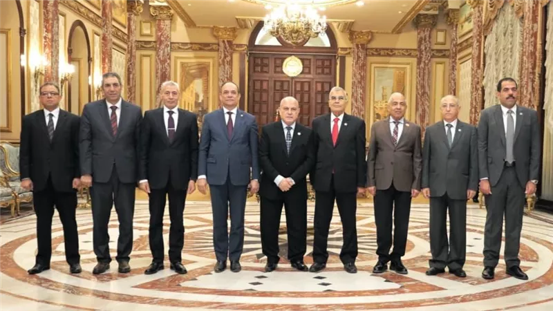 رئيس هيئة النيابة الإدارية يهنئ رئيس مجلس الشيوخ بمنصبه