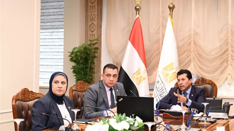 تنفيذًا لتوجيهات الرئيس.. وزير الشباب والرياضة يعقد اجتماع لتغذية الرياضيين 