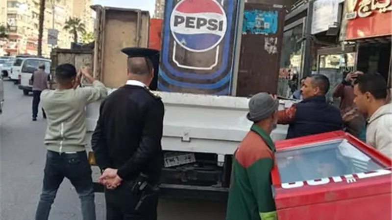 محافظة الجيزة تشن حملة مكبرة على المقاهي والمحال بشارع فيصل