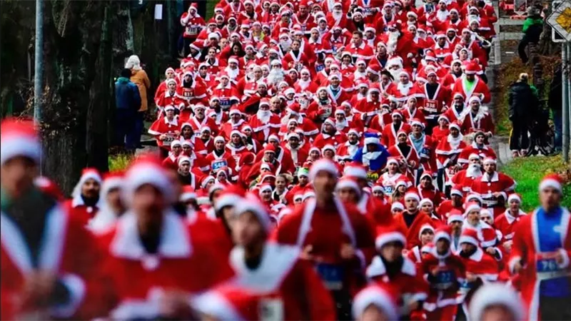 ماراثون سانتا كلوز في برلين.. المئات يركضون احتفالاً بعيد الميلاد 