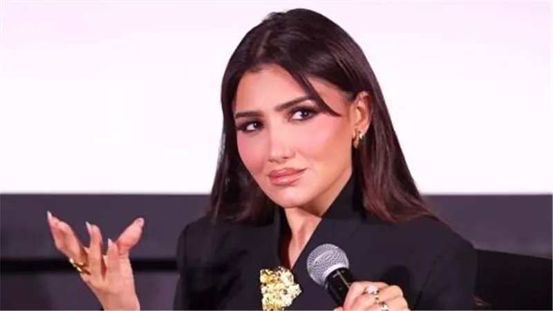مي عمر ترد على حملات فنانة شهيرة ضدها: 