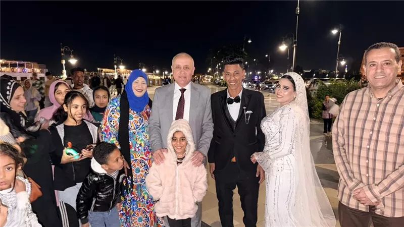 محافظ الأقصر يوقف جولته ليهنئ عروسين على الكورنيش وسط أجواء احتفالية 