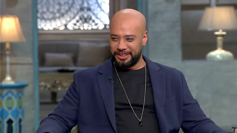 لحظة طريفة.. حاتم صلاح: مصطفى غريب كاد يقلب الجولف كار خلال الزفاف