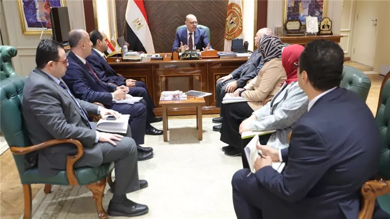 وزير العمل يعقد اجتماعًا مع ممثلي وزارة الصحة والمجلس الصحي المصري 