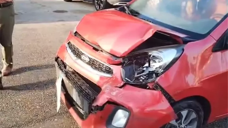 السيارة اتدمرت.. تفاصيل تصادم أتوبيس مدرسة خاصة بـ«ملاكي» في القاهرة الجديدة