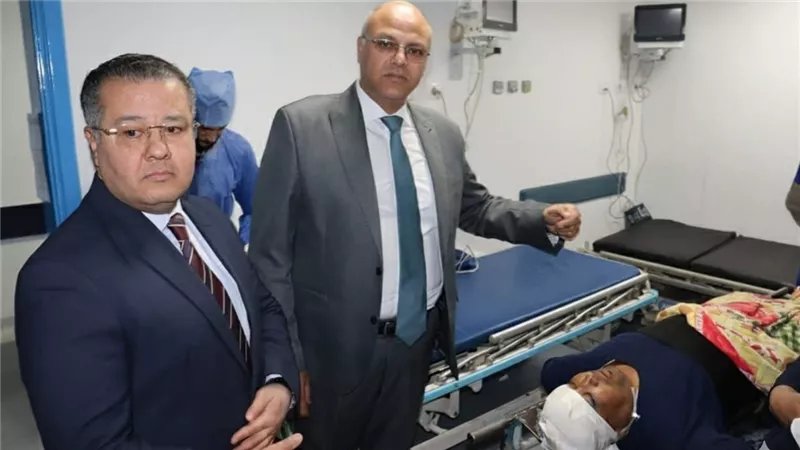 محافظ القليوبية يزور مصاب انهيار الشدة الخشبية بكفر الجزار ويطمئن على المصابين