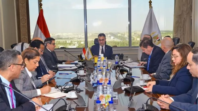 وزير التموين يبحث تطوير البنية التحتية لتخزين الحبوب مع شركة بلومبرج جرين