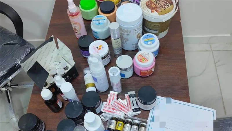 غلق وتشميع مركز جلدية وحجامة غير مرخص يديره طبيب مزيف بالبحيرة 