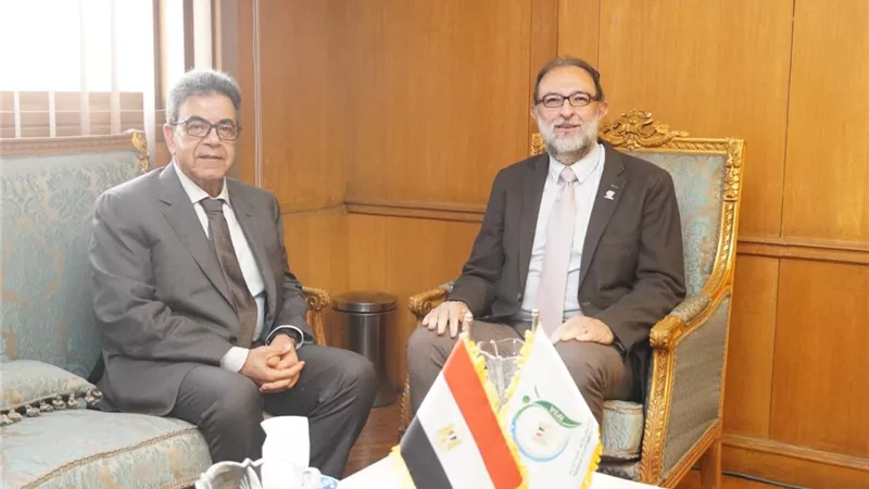 رئيس هيئة سلامة الغذاء يبحث مع نقيب الأطباء البيطريين تعزيز التعاون