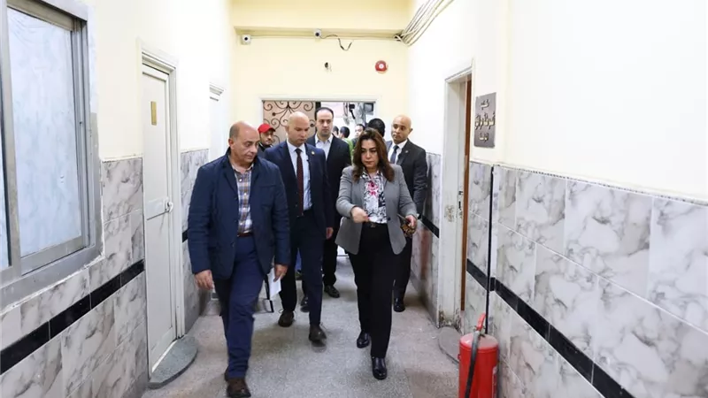 وزيرة التنمية المحلية تُقيل رئيس حي النزهة بالقاهرة بسبب التقصير